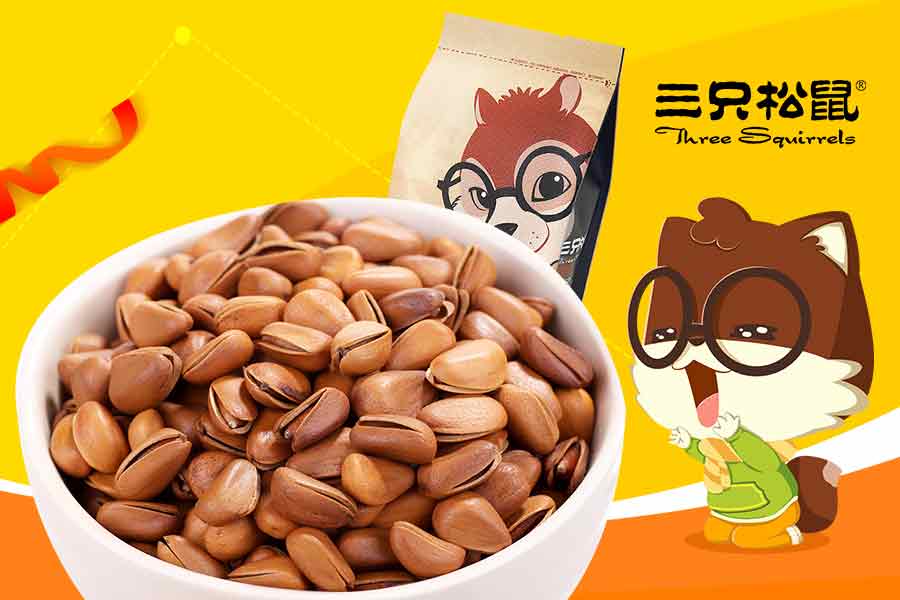 三只松鼠休闲食品加盟费是多少钱?这是想要投资三只松鼠休闲食品的朋友都比较关心的问题,投资成本的多少,直接决定了他们回收成本的期限。作为市场上知名的休闲食品加盟品牌,三只松鼠为消费者提供了种类齐全,味道独特的零食产品,并且,店铺经营简单,公司总部也给予了强有力的支持,只需要几万元,就可以顺利开一家三只松鼠零食加盟店。 三只松鼠坚持为消费者提供新鲜,优质,健康的休闲食品,三只松鼠在原材料的选择上,保证了产品的天然和健康,公司还致力于企业的发展,不断的创新,开拓市场,将企业的利益和员工的利益也看的非常重