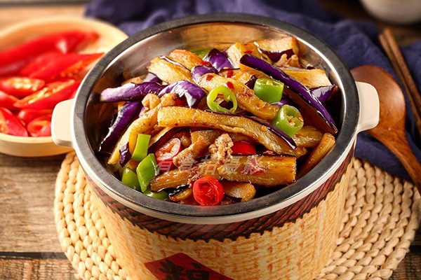 在一城市开木桶饭店要投资多少钱？要怎么装修？