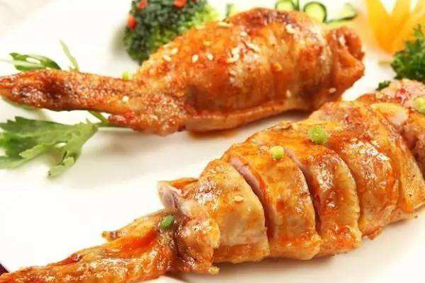 开鸡翅包饭店有什么经营技巧？鸡翅包饭店装修要注意什么？