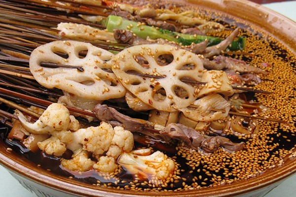 钵钵鸡开店有什么经营技巧？开钵钵鸡店成本可以怎么节省？