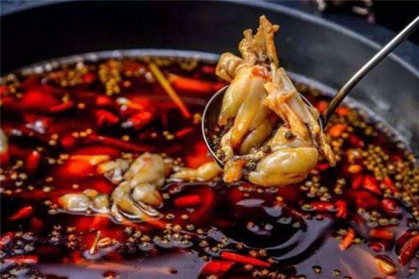 在江津开牛蛙火锅店有什么经营策略？牛蛙火锅店要办理什么证件？