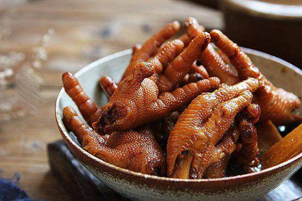 卖鸡爪零食是摆摊好还是开店好？开鸡爪零食店选址怎么选？