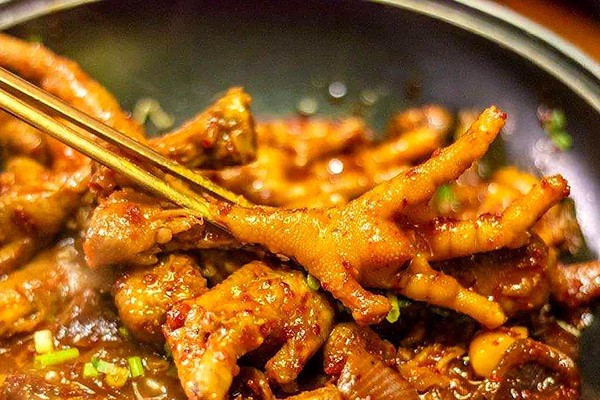 开鸡爪零食店要注意什么？鸡爪零食店怎么经营生意好？