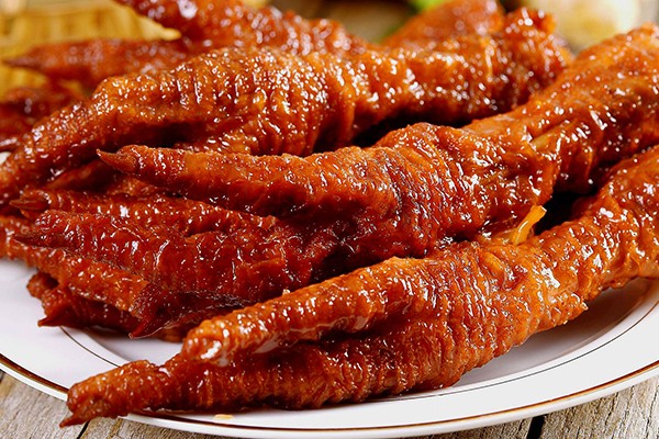在贵港开鸡爪零食店要花多少钱？鸡爪零食店装修怎么做？