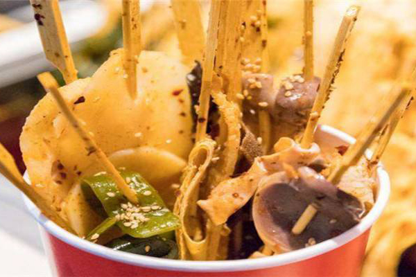 串串杯小吃店装修要怎么做？开串串杯小吃店要注意什么？