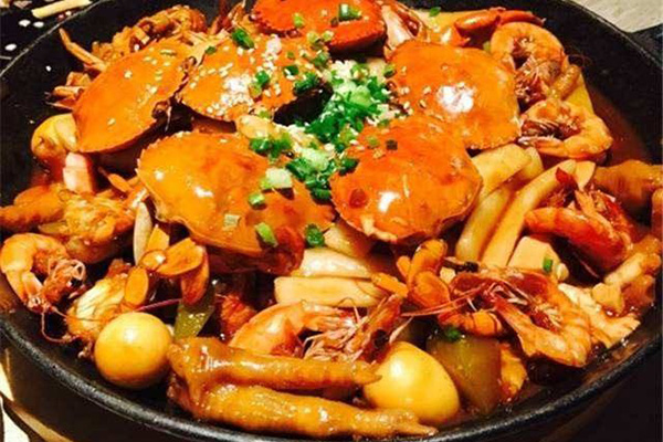 开肉蟹煲店要办理什么证件和手续？肉蟹煲店开在哪里生意好？