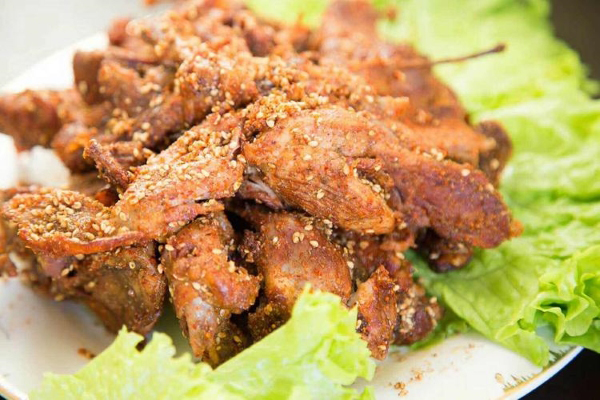 在渭南开烤鸡架店要投资多少钱？开烤鸡架店加盟有什么优势？