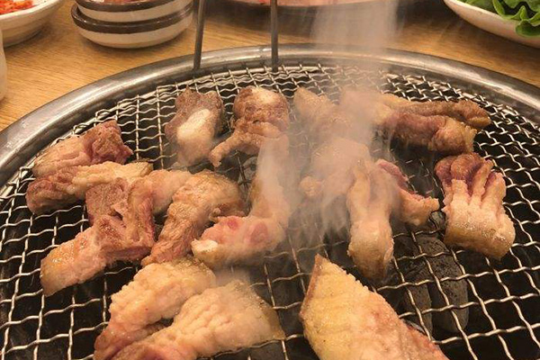 自助烤肉店开在什么地方生意火？自助烤肉店装修要怎么做？
