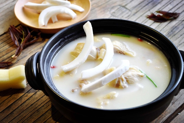 在青岛开椰子鸡火锅店加盟有什么优势？也积极火锅店经营要注意什么？