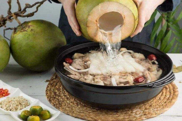 开椰子鸡火锅店加盟怎么选品牌？椰子鸡火锅店在餐饮市场有什么优势？