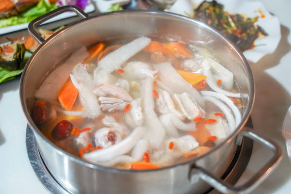 椰子鸡火锅店选址怎么选生意好的地方？开椰子鸡火锅店要做好哪些准备？