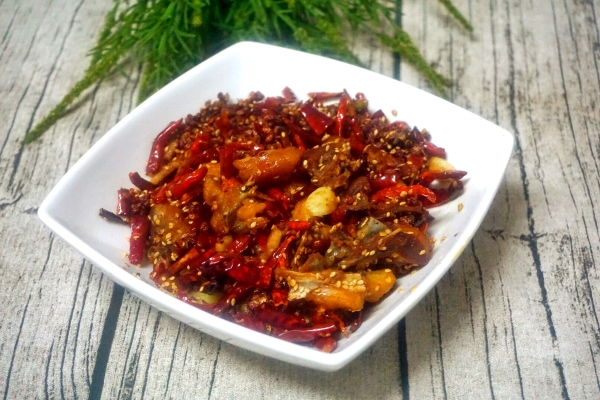 开辣子鸡店经营要注意什么？辣子鸡在餐饮市场上有什么优势？