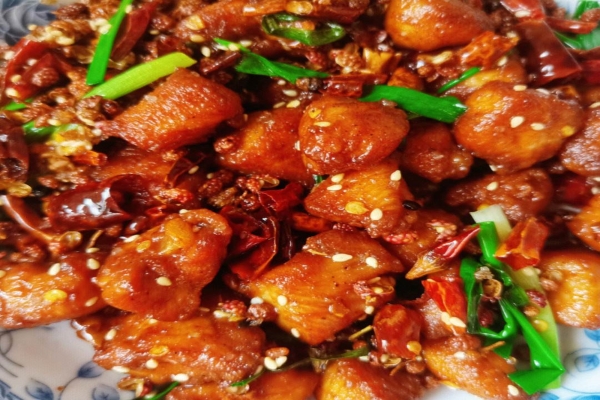 在乌鲁木齐开辣子鸡店要投资多少钱？辣子鸡店加盟有什么流程？