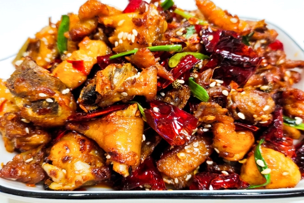 在乌鲁木齐开辣子鸡店有什么经营技巧？辣子鸡店加盟有什么优势？